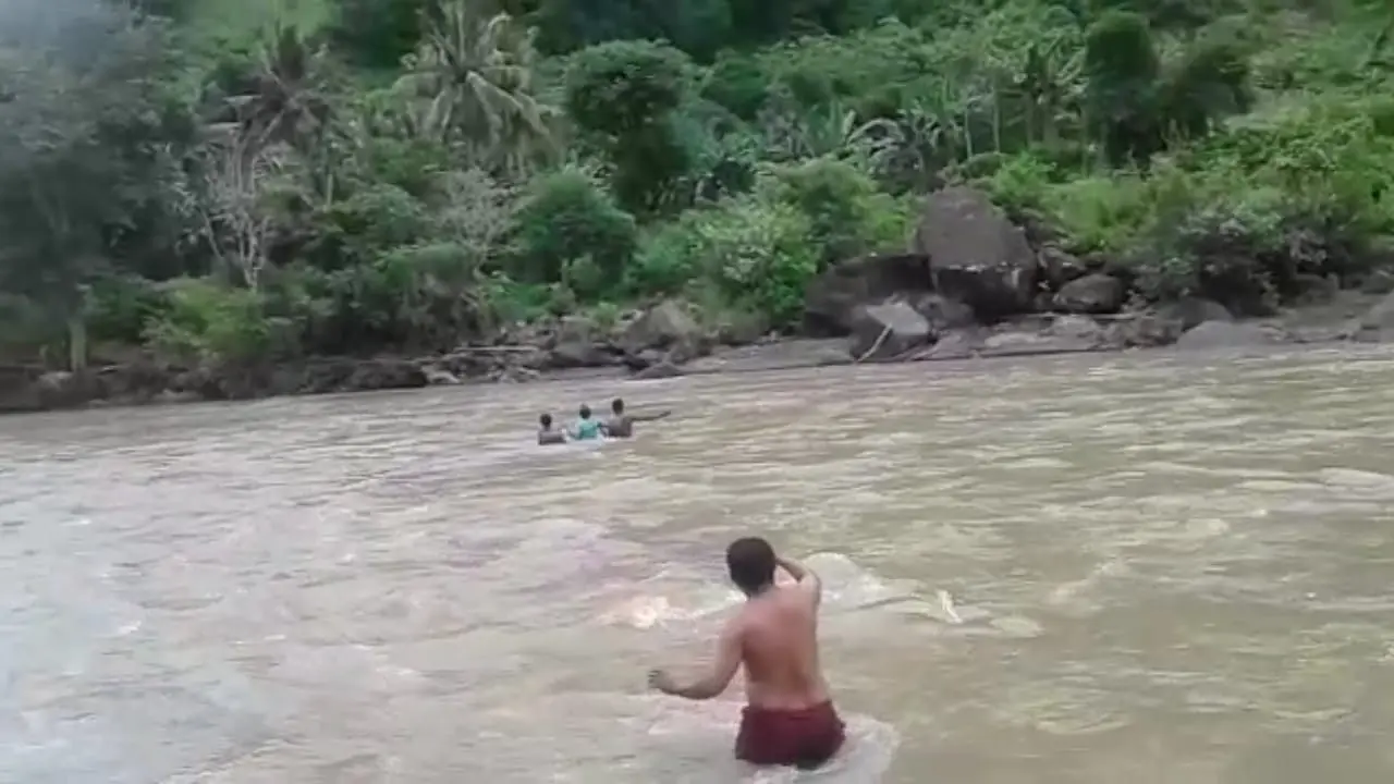 ibu hamil nyebrang sungai
