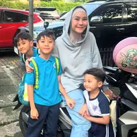 Gaya Zaskia Adya Mecca saat mengantar anak-anak sekolah menggunakan motor. [@zaskiadyamecca]