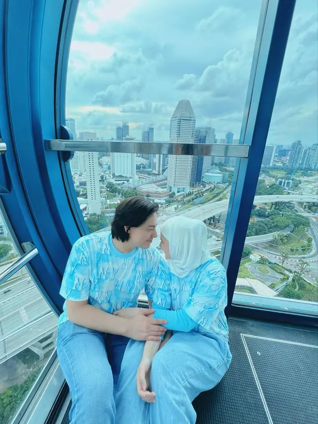 ampil Mesra, Ini Momen Kebersamaan Cut Meyriska dan Roger Danuarta saat di Singapura