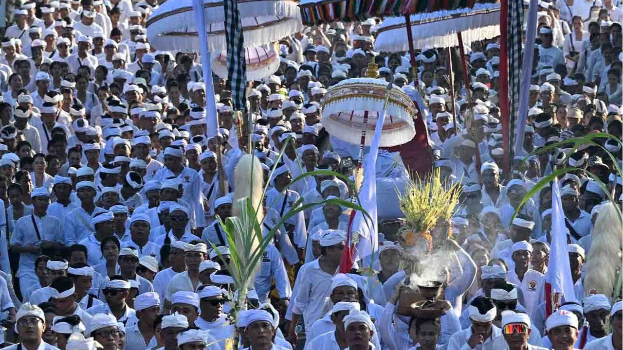 FOTO: Penampakan Ribuan Umat Hindu Berjalan Kaki sepanjang 15 KM menuju Pura Uluwatu Bali