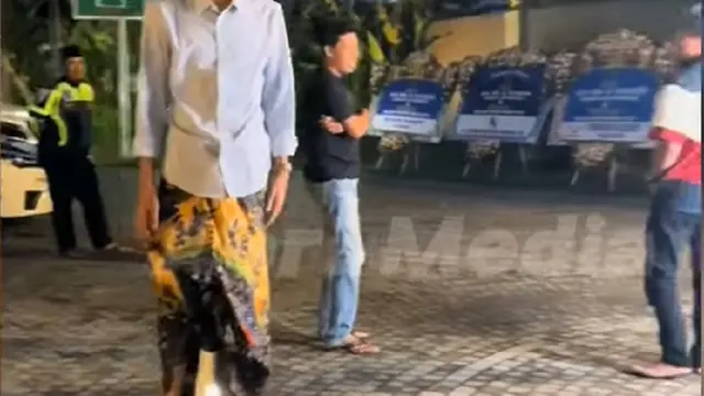 Gus Iqdam naik hoverbard (SS: YT ABRI Media)