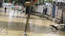 Banjir kiriman menggenangi permukiman kawasan Bukit Duri, Jakarta Selatan, Kamis (16/2). Banjir dengan ketinggian 10 - 80 cm di wilayah Bukit Duri disebabkan meluapnya Bendungan Katulampa, Bogor. (Liputan6.com/Helmi Afandi)