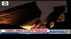 Banyaknya bahan mudah terbakar serta terbatasnya sumber air di lokasi, membuat petugas pemadam kebakaran kewalahan.