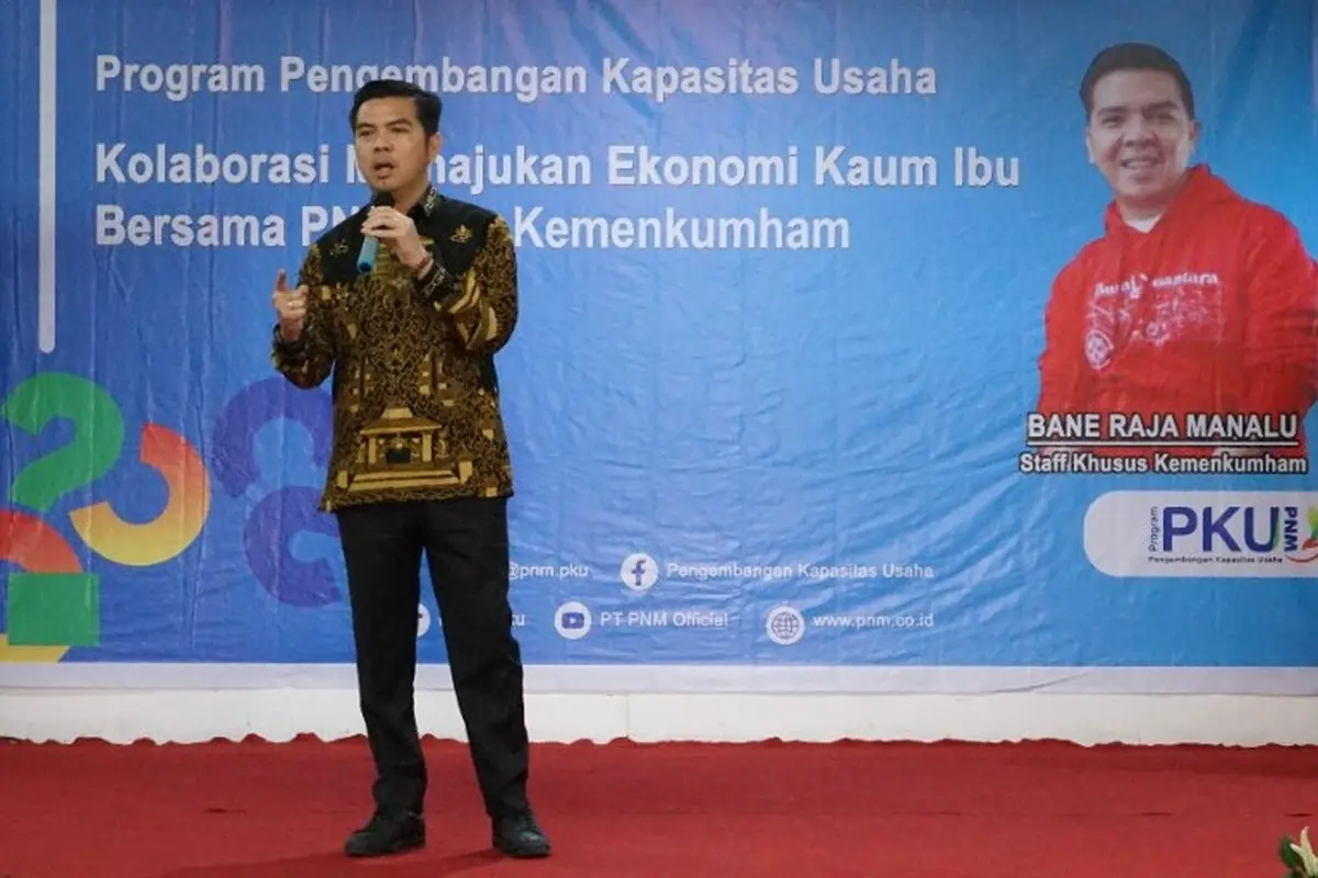 Pendiri Yayasan Bagak Bane Raja Manalu menyerahkan beasiswa di Sumatera Utara. (Istimewa)