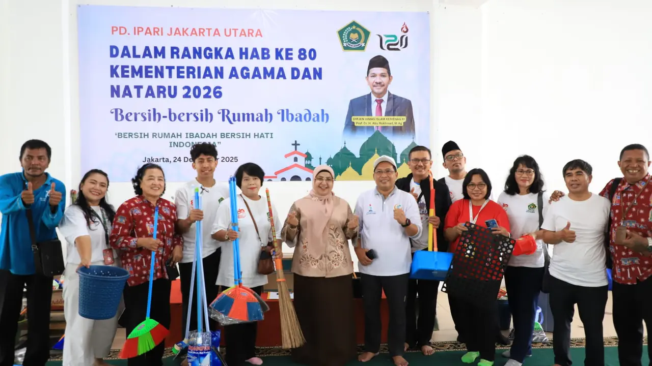 Kemenag melalui para penyuluh agama menggelar program bersih-bersih rumah ibadah lintas iman di berbagai daerah di Indonesia dalam rangka menyambut Natal 2025 dan Tahun Baru 2026. (Istimewa)