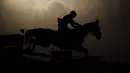 Joki asal Suriah, Ahmed Hamcho, melompat bersama kudanya saat tampil pada berkuda nomor individual Asian Games XVIII di Pacuan Kuda Pulomas, Jakarta, Kamis (29/8/2018). (Bola.com/Vitalis Yogi Trisna)