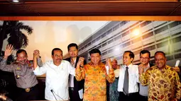 Menkopolhukam berfoto bersama Kapolri, Jaksa Agung, Komnas HAM dan Kepala BIN usai menggelar konferensi pers terkait pertemuan tertutup yang membahas pelanggaran HAM berat masa lalu, Jakarta, Selasa (21/4/2015). (Liputan6.com/Yoppy Renato)