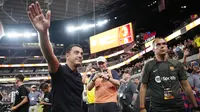 Pelatih Barcelona, Xavi Hernandez, menyapa fans setelah laga melawan AC Milan pada laga pramusim di Allegiant Stadium, Las Vegas, Rabu (2/8/2023). Barcelona menang dengan skor tipis 1-0. (AP Photo/John Locher)
