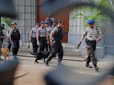 Polisi dari satuan Gegana dan K9 melakukan sterilisasi sebelum misa Natal di Gereja Katedral, Jakarta, (24/15). Sterilisasi dalam rangka memberikan rasa aman kepada umat kristen yang melaksanakan rangkaian misa Hari Natal. (Liputan6.com/Gempur M Surya)