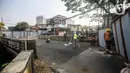 Pekerja menyelesaikan proyek revitalisasi Jembatan Cibubur, Jakarta, Selasa (2/8/2022). Revitalisasi ditargetkan selesai pada 6 November 2022. (Liputan6.com/Faizal Fanani)