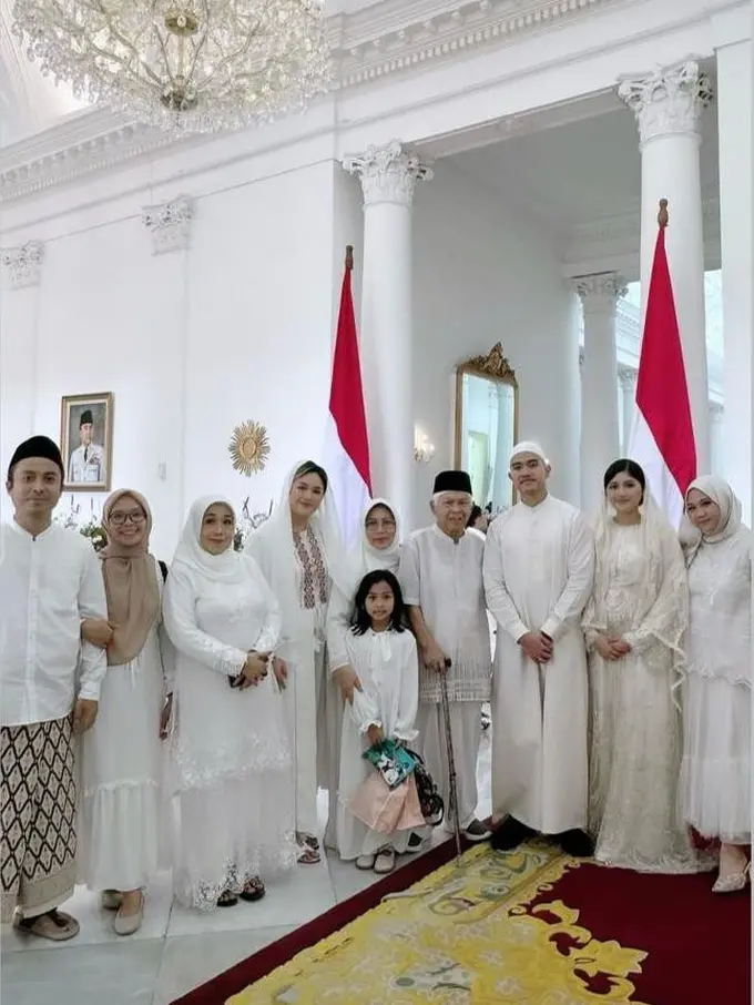 Gaya Kompak Ibu dan Kakak-Adik Erina Gudono Hadiri Tasyakuran Kehamilan di Istana, Kompak Kenakan Busana Muslim Serba Putih