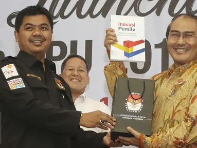 Ketua KPU Juri Ardiantoro memberikan buku kepada Ketua DKPP Jimly Asshiddiqie usai peluncuran buku KPU, Jakarta, Senin (10/4). Di akhir masa jabatan Komisioner KPU Pusat 2012-2017 meluncurkan 5 buku penyelenggaraan pemilu. (Liputan6.com/Angga Yuniar)