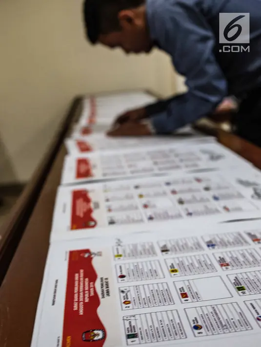 Petugas memeriksa contoh surat suara Pemilu 2019 di Kantor Komisi Pemilihan Umum (KPU), Jakarta, Kamis (13/12). KPU menggelar validasi untuk mencocokkan nama dan gelar caleg pada surat suara Pemilu 2019. (Liputan6.com/Faizal Fanani)