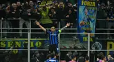 Penyerang Inter Milan asal Argentina, Lautaro Martinez melakukan selebrasi dengan para pendukung setelah mencetak gol pertama untuk timnya saat pertandingan leg kedua perempat final Liga Champions 2024/2025 melawan Bayern Munchen di stadion San Siro, Milan pada 16 April 2025 atau Kamis 17 April 2025 dini hari WIB. (Alberto PIZZOLI/AFP)