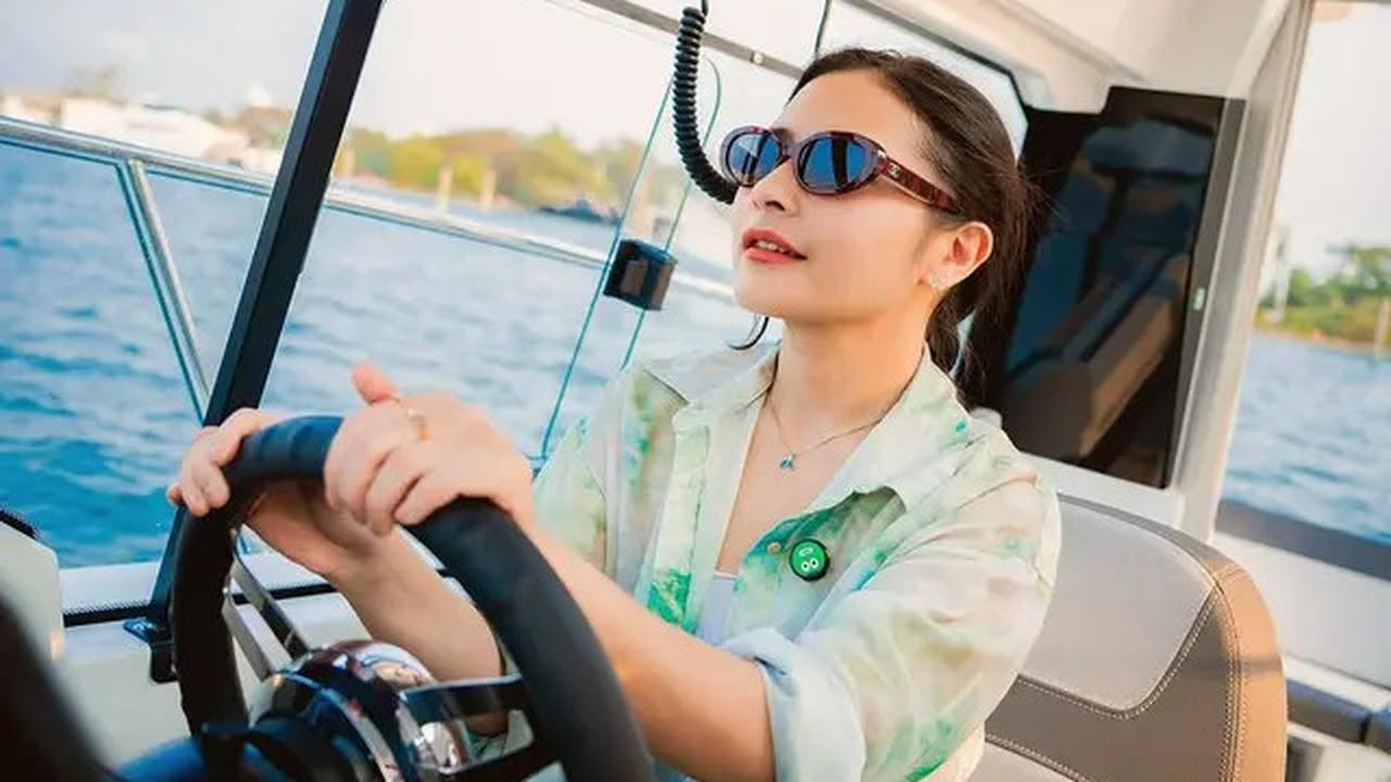 7 Potret Prilly Latuconsina Jadi Nelayan Elit, Jago Nyetir Yacht Miliaran