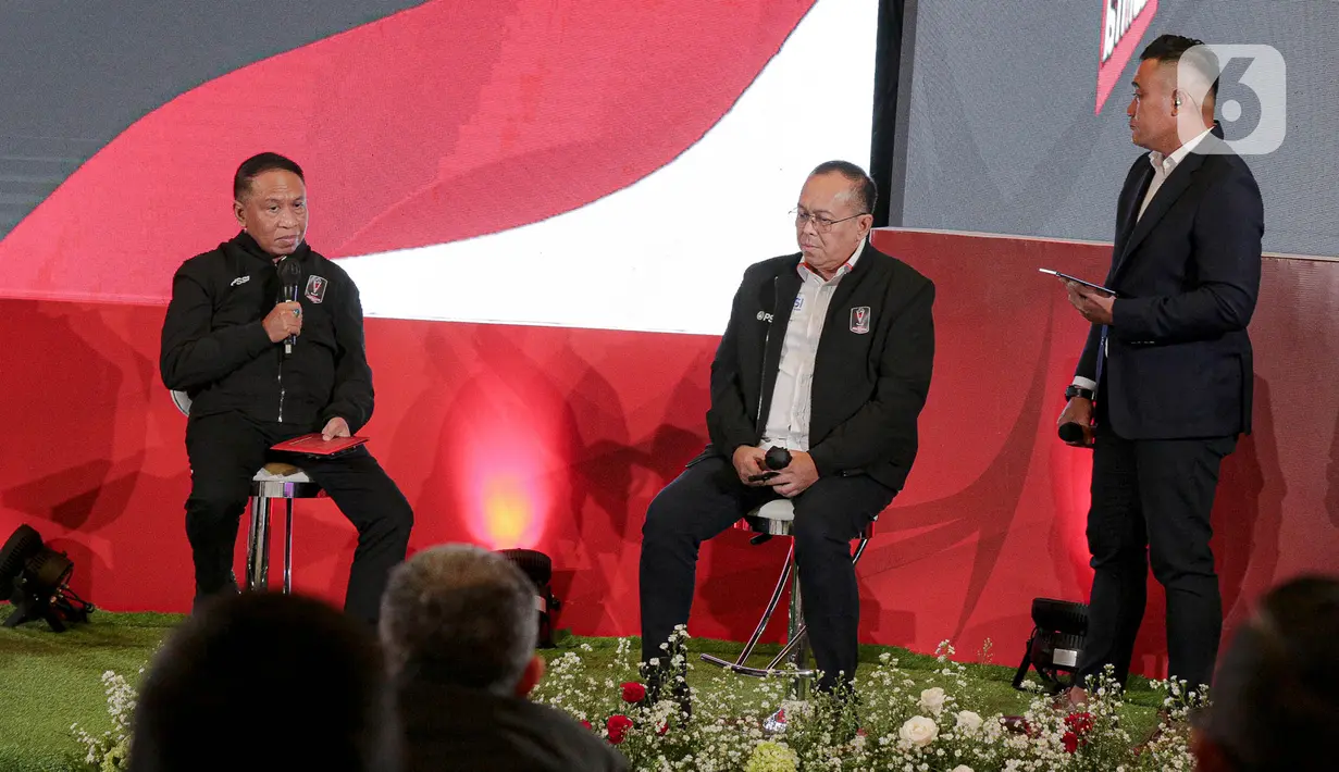 Menteri Pemuda dan Olahraga Zainudin Amali (kiri) menyampaikan sambutan bersama Plt Direktur Utama PT LIB Sudjarno (kedua kanan) pada acara launching Piala Presiden 2022 di SCTV Tower, Senayan City, Jakarta, Senin (6/6/2022). Piala Presiden 2022 akan berlangung pada 11 Juni hingga 17 Juli mendatang. (Liputan6.com/Faizal Fanani)