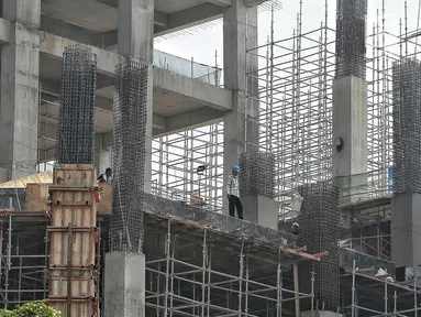 Pekerja menyelesaikan pembangunan proyek gedung di Jakarta, Jumat (20/7). Dirjen Bina Konstruksi Kementerian PUPR Syarif Burhanuddin mengatakan, Indonesia kekurangan tenaga kerja konstruksi bersertifikat dan berijazah. (Liputan6.com/Faizal Fanani)