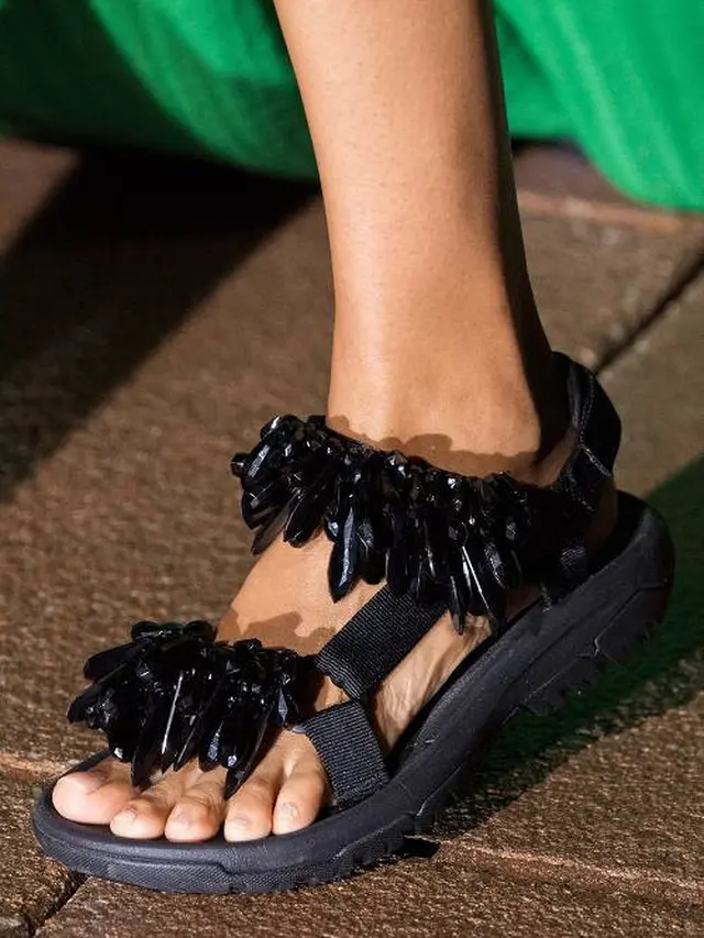 Sandal Turis, Tren Alas Kaki yang Wajib Dimiliki