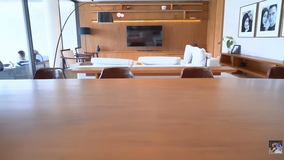 Potret Ruang Keluarga Rumah Citra Kirana dan Rezky Aditya, Elegan dengan Sentuhan Kayu Natural