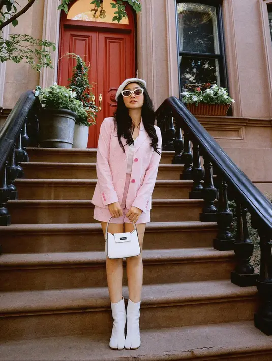 Gaya parisian chic ala Febby Rastanty saat liburan ke New York. Ia tampil dengan inner putih, ditumpuknya dengan blazer pink yang serasi dengan short pantsnya. Ia menambahkan detail midi heels boots, topi, sunglasses, dan handbag yang semuanya berwarna putih. [Foto: Instagram/febbyrastanty]
