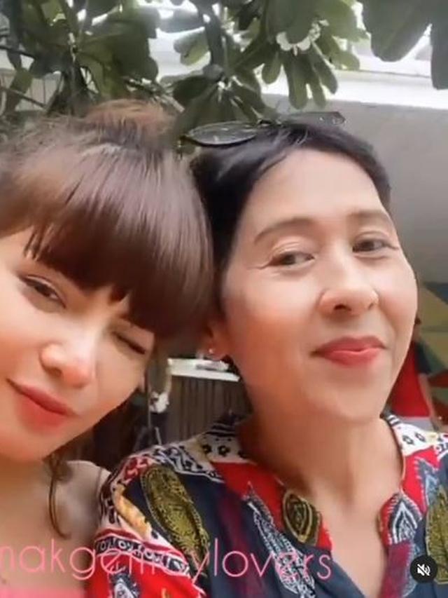 <span>Dinar Candy dan Ibunda Ridho Illahi (Sumber: Instagram/emakgemoylovers)</span>