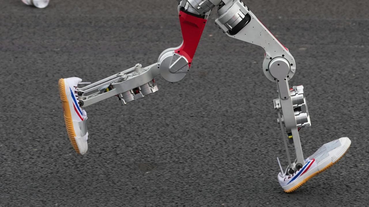 FOTO: Robot Humanoid Unjuk Kecepatan di Ajang Lari Marathon Beijing