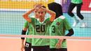 Pemain bola voli putri Indonesia, Shintia Alliva Mauludina bersiap di depan net saat menghadapi Myanmar pada laga ketiga Grup A SEA Games 2023 di Olympic Complex Indoor Stadium, Phnom Penh, Kamboja, Kamis (11/5/2023). Tim bola voli putri Indonesia menang 3-0 (25-9, 25-9, 25-15). (Bola.com/Abdul Aziz)