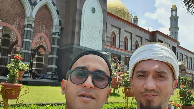 7 Potret Gary Iskak dengan Baju Muslim, Berjenggot dan Pakai Peci