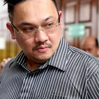 Farhat Abbas yang ditemui di Pengadilan Negeri Jakarta Selatan pada Selasa (20/10/2015) terlihat santai menanggapi kasus yang tak juga mencapai ujungnya hingga kini. (Andy Masela/Bintang.com)