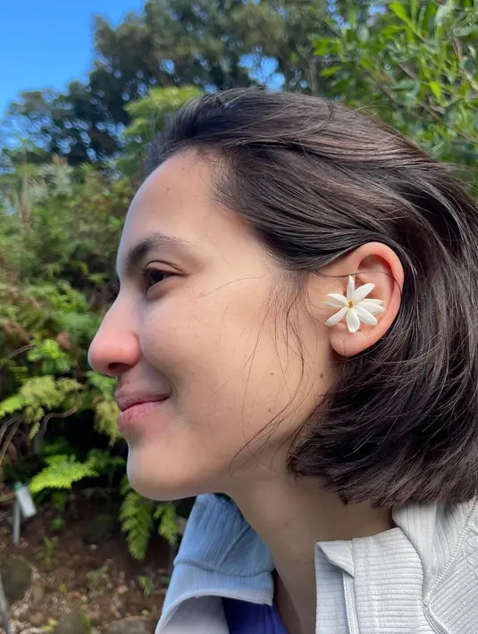 Meski tak lepas dari jerawat atau tan, baginya tampil apa adanya tetap memberi energi tersendiri. [Instagram @pevpearce]