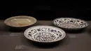Piring porselen dipajang dalam pameran porselen China di Museum Istana Topkapi, Istanbul, Turki, 2 Oktober 2020. Museum Istana Topkapi memamerkan hampir 12.000 buah koleksi porselen China, menyuguhkan kronologi lengkap sejarah evolusi porselen China dari abad ke-13 hingga ke-19. (Xinhua/Osman Orsal)