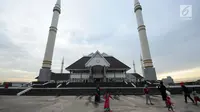 Beberapa warga berjalan-jalan di sekitar halaman Masjid Raya KH Hasyim Asyari Jakarta, Senin (29/5). Di hari ketiga Ramadan belum nampak kegiatan menonjol yang diadakan saat menanti datangnya waktu berbuka puasa. (Liputan6.com/Helmi Fithriansyah)