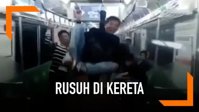 VIDEO: Viral, Gerombolan Remaja Rusuh di Gerbong Kereta