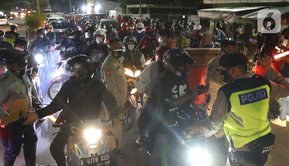 Polisi memberhentikan pemudik motor di posko penyekatan mudik di Kedungwaringin, Kabupaten Bekasi, Jawa Barat, Minggu (9/5/2021). H-3 jelang Idul Fitri, petugas TNI, Polri, Dishub, dan Satpol PP memperketat penjagaan pemudik di perbatasan Kabupaten Bekasi-Karawang. (Liputan6.com/Herman Zakharia)