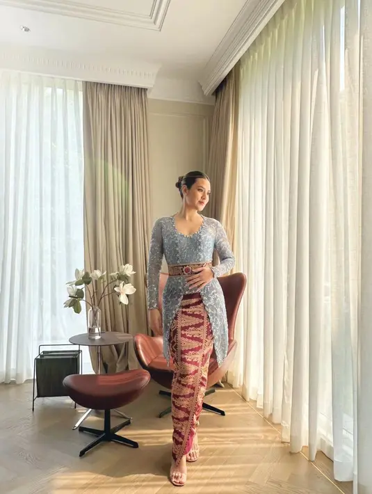 Raisa menyelesaikan tampilannya dengn sanggul rapi, soft makeup dan clear open toe heels [@raisa6690]