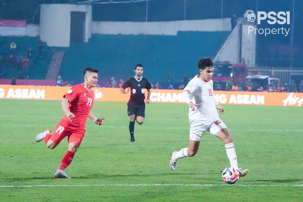 Victor Dethan dan Nguyen Quang Hai - Vietnam Vs Timnas Indonesia di Piala AFF 2024