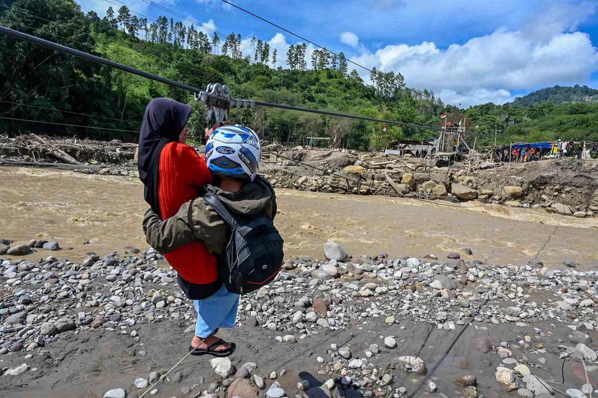 FOTO: Perjuangan Warga Ketol Menyeberangi Sungai  Berarus Deras dengan Tali