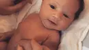 Setelah keduanya mengumumkan kelahiran buah hati mereka pada beberapa hari yang lalu, kini John Legend berhasil publikasikan wajah gemas bayi mungilnya Luna Simone Stephens. (viainstagram@johnlegend/Bintang.com)