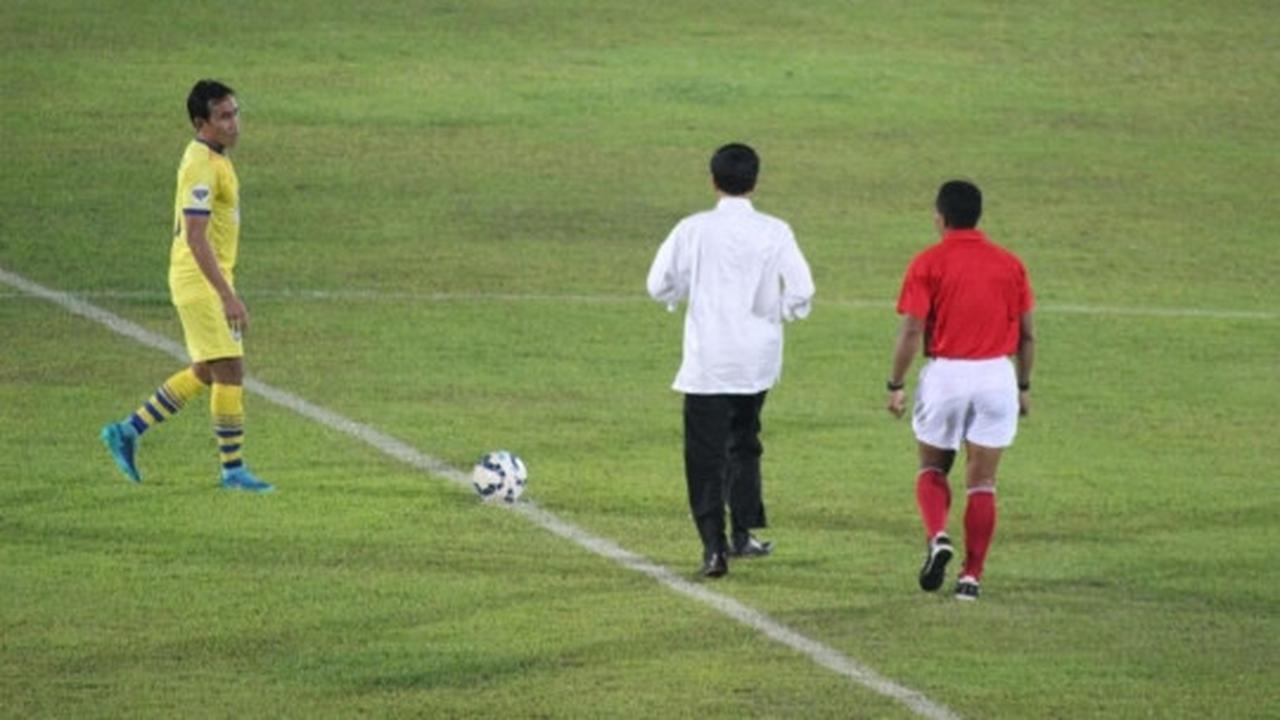 Aksi Jokowi saat membuka Piala Sudirman dengan kick off
