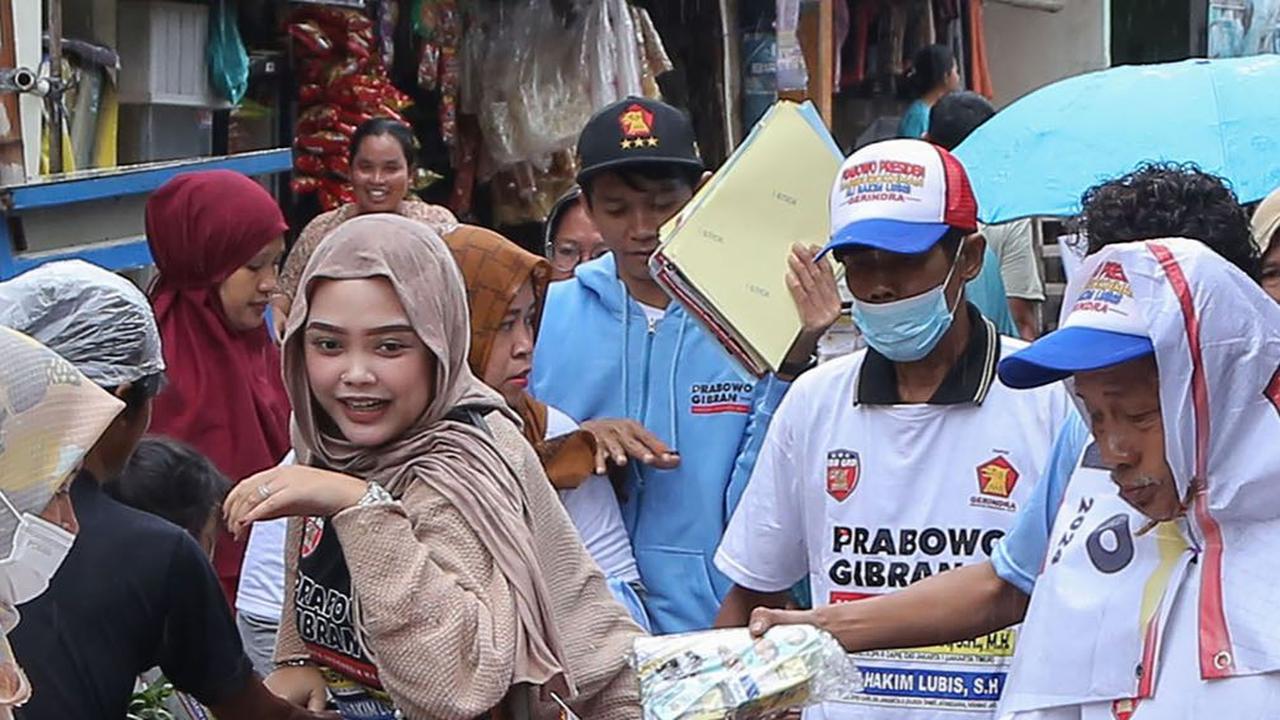 FOTO: Pilpres Makin Dekat, Relawan Prabowo-Gibran Gencarkan Kampanye Makan dan Susu Gratis ke Warga