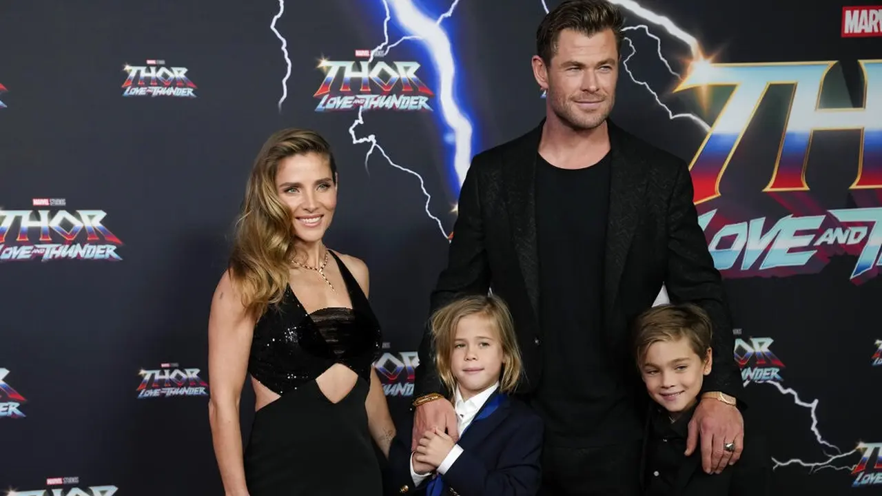 Chris Hemsworth, istrinya Elsa Pataky, dan si kembar Tristan dan Sasha. (AP Photo/Mark Baker)