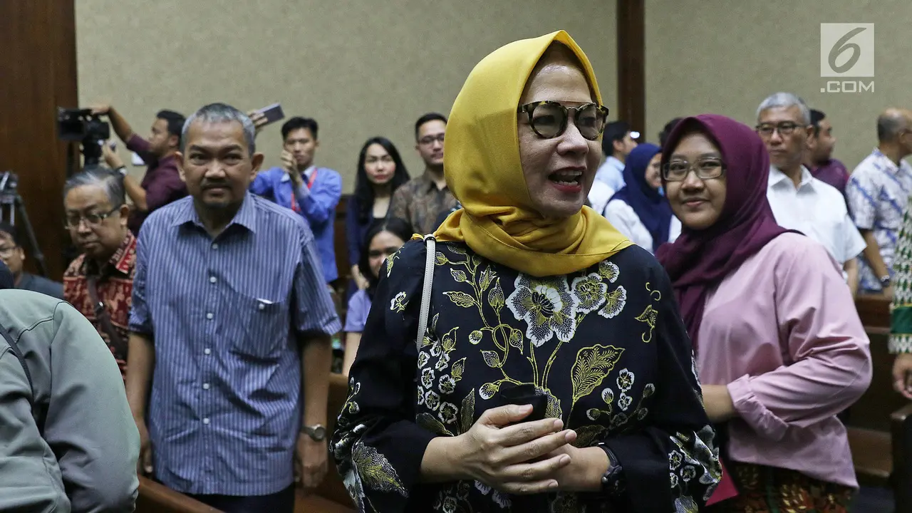 Jalani Sidang Putusan, Karen Agustiawan Tebar Senyuman