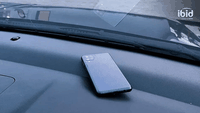 Kebiasaan Taruh HP di Dashboard Mobil, Ini Risiko yang Mengintai