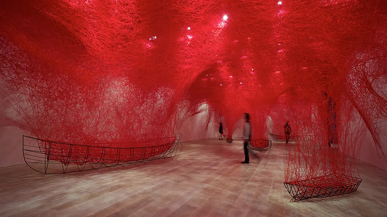 Instalasi Benang Simbol Koneksi yang Menggetarkan Jiwa Karya Chiharu Shiota di Museum MACAN