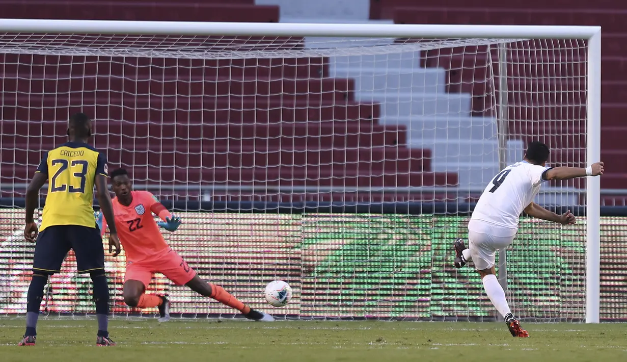 Pemain Uruguay Luis Suarez mencetak gol dari titik penalti ke gawang Ekuador pada pertandingan kualifikasi Piala Dunia 2022 di Stadion Casa Blanca, Quito, Ekuador, Selasa (13/10/2020). Pertandingan dimenangkan Ekuador dengan skor 4-2. (Jose Jacome/Pool via AP)