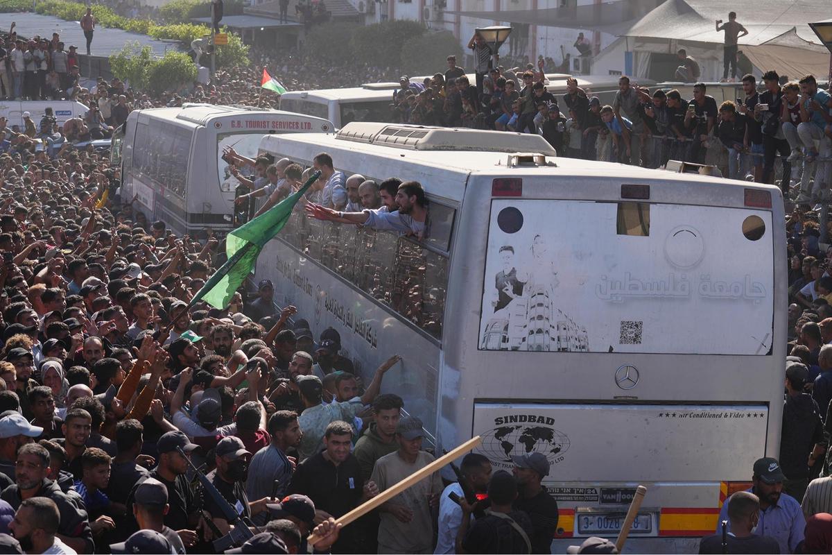 FOTO: Ribuan Tahanan Palestina Dibebaskan, Warga Gaza Sambut dengan Tangis dan Sorak Kemenangan