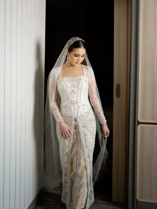 Kebaya panjang dengan squareneck dan ulos buat Chen Giovani terlihat menawan dari hari pernikahannya [@chengiovanis]