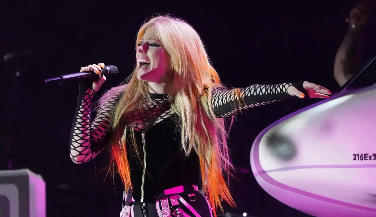 Avril Lavigne tampil bersama Machine Gun Kelly (tidak terlihat) pada hari kedua Festival Musik Lollapalooza di Grant Park, Chicago, Amerika Serikat, 29 Juli 2022. Penggemar musik dari seluruh dunia datang ke Lollapalooza 2022. (Photo by Rob Grabowski/Invision/AP)