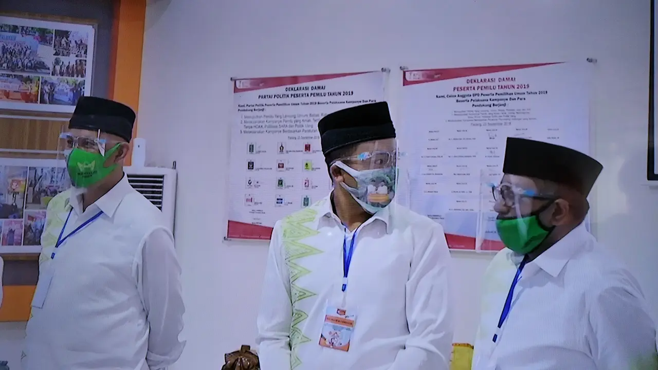 Mahyeldi-Audy Joinaldy mendaftar ke KPU Sumbar. (Liputan6.com/ Novia Harlina)