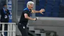 Pelatih Atalanta, Gian Piero Gasperini menginstruksikan pemainnya saat bertanding melawan Brescia pada pertandingan lanjutan Liga Serie A Italia di Stadion Gewiss di Bergamo, Italia (14/7/2020).  Atalanta menang telak 6-2 atas Brescia. (Gianluca Checchi/LaPresse via AP)